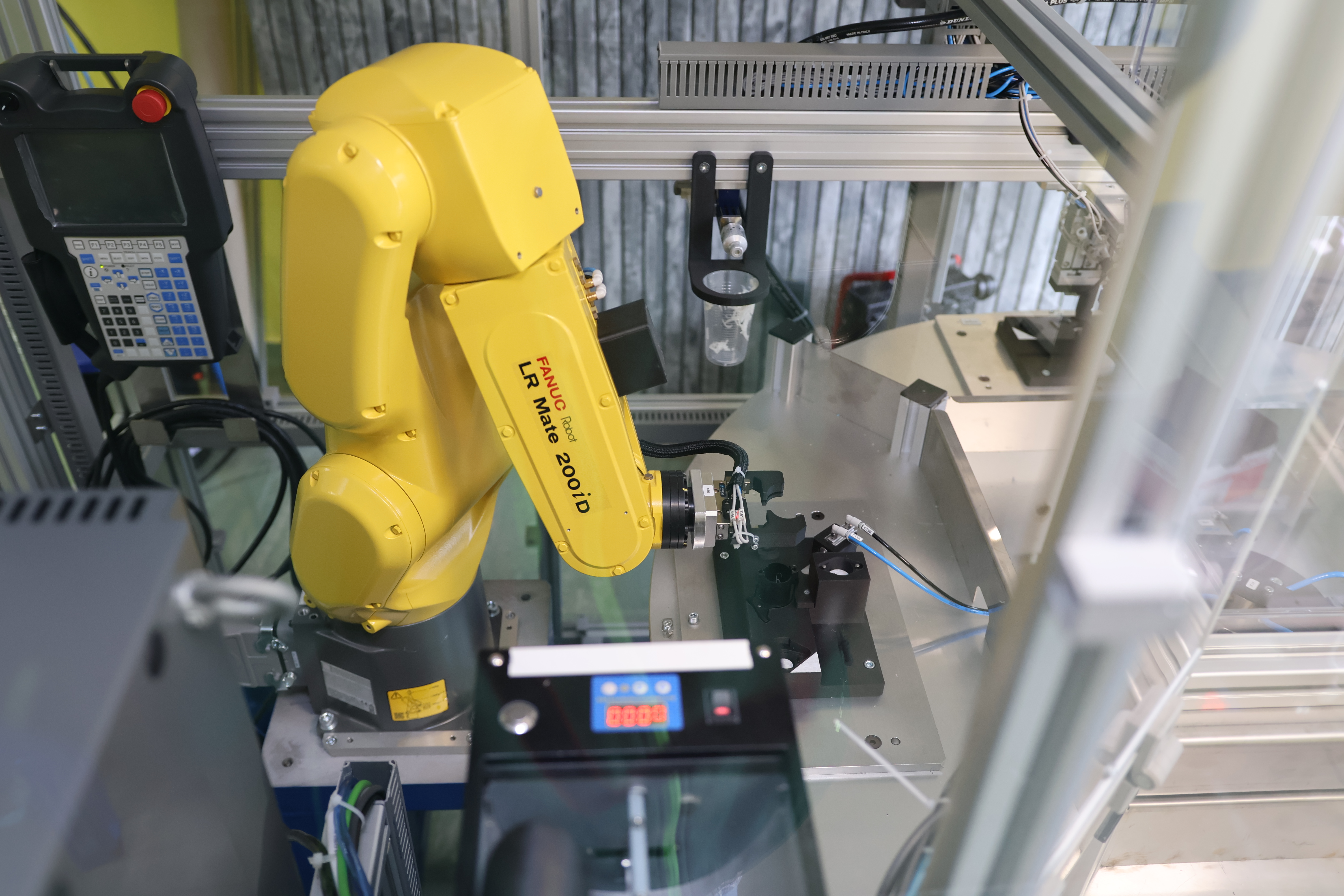 Втора станция – Робот FANUC и автоматично гресиране 